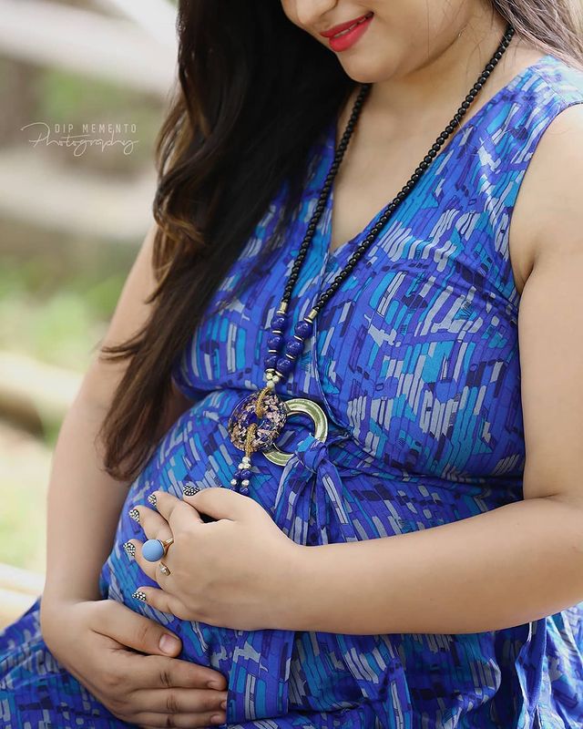 And in this world, YOU are my World..... 😍
.
It's DEVANGI's 2nd maternity shoot...
.
Shoot on - @canonindia_official + @godoxindiaofficial 
~~~~~~~~~~~~~~~~~~~~~~~~~~~~~~~~
#dipmementophotography 
📸Shoot & Edit by Team
@dip_memento_photography
DM for Inquiry on +91 9924227745
~~~~~~~~~~~~~~~~~~~~~~~~~~~~~~~~
#maternityphotoshoot  #maternityphotoideas  #maternity #mothrhood #pregnancyphotoshoot  #babybumpphotography #babybumpphotoshoot #babybump  #pregnancy #ahmedabad #9924227745 #maternityphotography #momtobe #babybump #mommytobe #maternityshoot #dipmementophotography  #maternitystyle  #babyshower